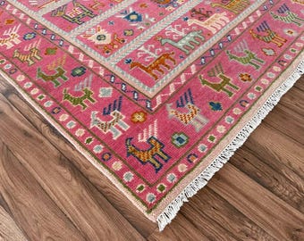 Tapete de lã feito à mão, com estampa tribal de animais rosa, estilo boho kilim.