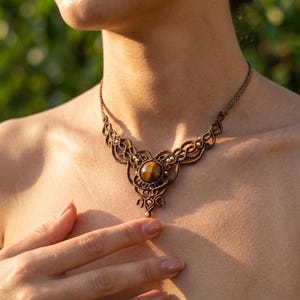 Petit collier en micromacramé fait main avec pierre oeil de tigre, tour de cou en macramé délicat en perles d'or, talisman minimaliste, tour de cou en cristal marron