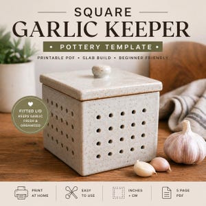 Könnte beinhalten: Ein quadratischer, gesprenkelter Knoblauchbehälter aus Keramik mit Deckel und kleinem, rundem Knauf. Der Behälter hat mehrere Belüftungslöcher. Der Text "SQUARE GARLIC KEEPER" und "POTTERY TEMPLATE" ist sichtbar. Knoblauchzehen und eine Knolle liegen daneben.