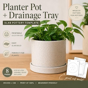 Op de afbeelding: Een beige bloempot met een bijpassende drainage tray, gevuld met groene bladplanten. De afbeelding bevat de tekst "Planter Pot + Drainage Tray" en "Slab Pottery Template". Het ontwerp is beginnersvriendelijk en printbaar.