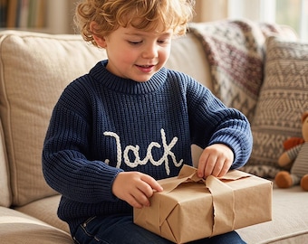 Jersey de punto personalizado para bebé, nombre bordado a mano, prenda suave y atemporal, ideal para padres de recién nacidos.