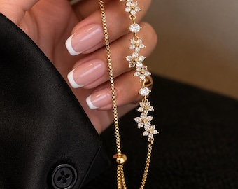 Pulsera de flor de cristal chapada en oro de 18k | Brazalete ajustable de flor de circonita y perla para mujer | Pulsera minimalista | Regalo de joyería para el día a día