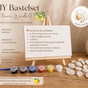 Könnte beinhalten: DIY Malset mit einer Leinwand (12 cm x 18 cm), Mini-Staffelei, Farben, Pinseln und Dekorationselementen. Das Set enthält eine Leinwand, Farben, Pinsel und Dekorationselemente. Der Text sagt "DIY Malset" und "Gestalte dein eigenes Kunstwerk."