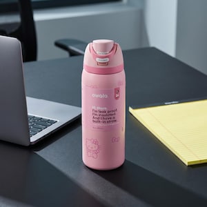K&ouml;nnte beinhalten: Rosa Owala-Trinkflasche mit eingebautem Strohhalm. Die Flasche hat einen aufklappbaren Deckel und den Text "Hi there. I'm leak proof. I'm insulated. And I have a built-in straw."