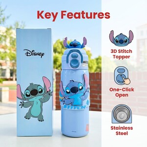以下が含まれることがあります： 3Dスティッチのキャラクターとスティッチのグラフィックが特徴の、水色のディズニーウォーターボトル。ワンクリックで開く機構があり、ステンレススチール製です。お揃いの箱には、ディズニーのロゴとスティッチのイラストが描かれています。