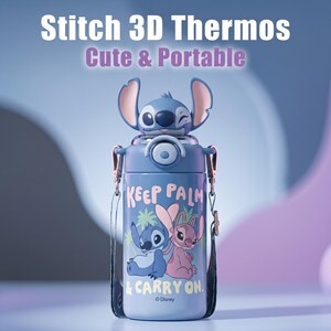 Op de afbeelding: Een blauwe Stitch 3D thermoskan met een Stitch-personage bovenop. De thermoskan heeft een cartoonafbeelding van Stitch en Angel, met de tekst "KEEP PALM & CARRY ON". Inclusief een draagriem. De thermoskan is schattig en draagbaar.