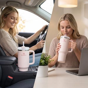 Op de afbeelding: Een lichtroze Stanley-beker met een handvat en een rietje, geplaatst in een bekerhouder in de auto en vastgehouden door een persoon. De beker heeft een wit deksel en het Stanley-logo. Een andere persoon drinkt uit de beker aan een bureau.