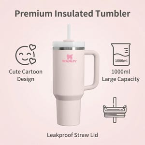 Op de afbeelding: Een lichtroze ge&iuml;soleerde beker met een wit rietje en handvat. De beker heeft een inhoud van 1000 ml en een lekvrij rietjesdeksel. De tekst "STANLEY" is zichtbaar op de beker. De tekst "Premium Insulated Tumbler" is ook aanwezig.