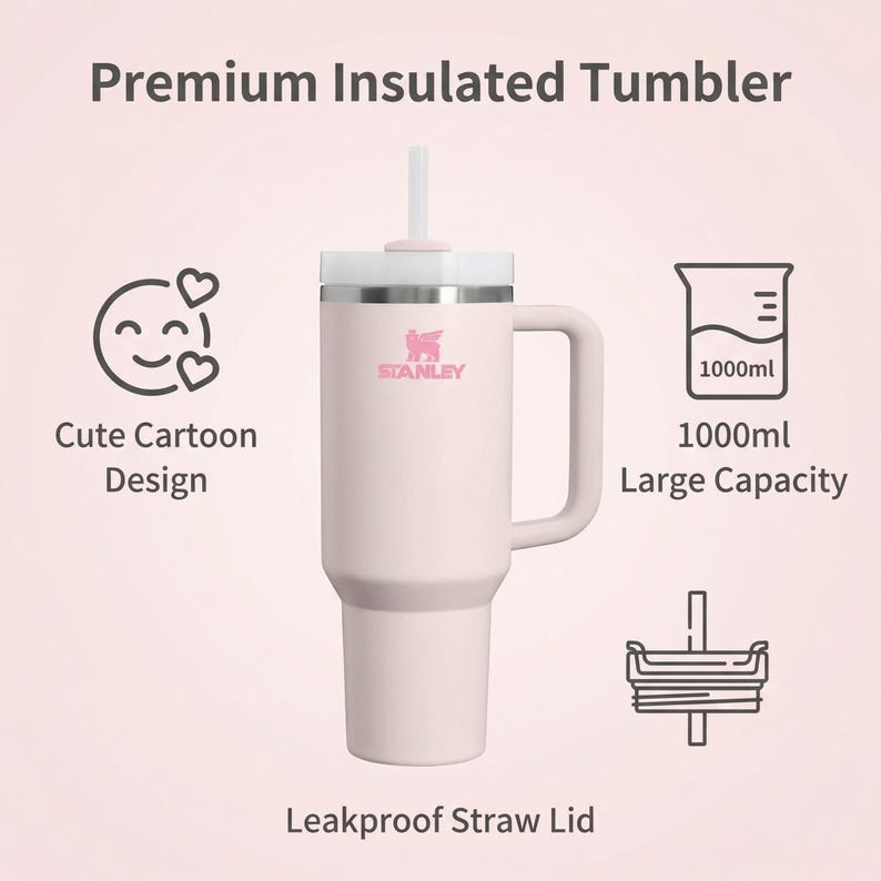 Op de afbeelding: Een lichtroze ge&iuml;soleerde beker met een wit rietje en handvat. De beker heeft een inhoud van 1000 ml en een lekvrij rietjesdeksel. De tekst "STANLEY" is zichtbaar op de beker. De tekst "Premium Insulated Tumbler" is ook aanwezig.