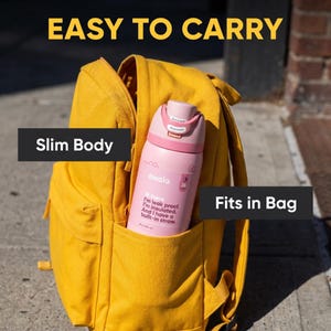 K&ouml;nnte beinhalten: Eine rosa Owala-Wasserflasche mit eingebautem Strohhalm befindet sich in der Tasche eines gelben Rucksacks. Auf der Flasche steht der Text "I'm leak proof. I'm insulated. And I have a built-in straw." Die Texte "EASY TO CARRY", "Slim Body" und "Fits in Bag" sind ebenfalls sichtbar.