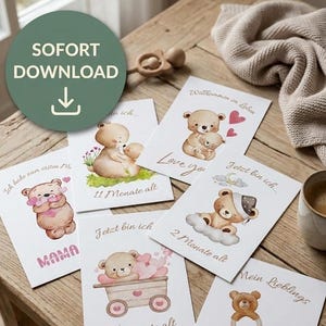 Può includere: Una collezione di sei cartoline rettangolari bianche con illustrazioni ad acquerello di orsacchiotti, cuori e giocattoli per bambini. Le carte includono testi in tedesco come "11 Monate alt", "2 Monate alt", "7 Monate alt", "MAMA" e "Spielzeug". Un'icona circolare verde "SOFORT DOWNLOAD" è sovrapposta in alto a sinistra.