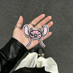 Toppa termoadesiva Kawaii con alieno dalle grandi orecchie rosa, applicazione in tessuto ricamata per vestiti, toppa decorativa per zaino, toppa carina per lavori creativi.