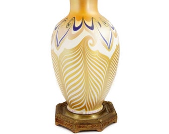 1900-24 American Quezal Art Nouveau, Iridescent Yellow, Blue and White Glass Pulled Feather Table Lamp.