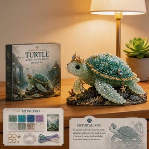 Op de afbeelding: Een DIY-kralenkit voor een schildpadfiguur, inclusief een doos met de tekst 'Mythical Ocean Series Turtle Guardian of the Depths', een afgewerkt kralenschildpadbeeldje met een kroon en een bakje met diverse kralen, draad en bedels.