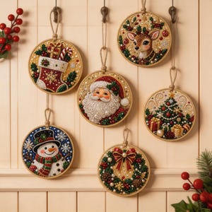 Könnte beinhalten: Sechs runde Weihnachtsanhänger mit Diamond-Painting-Motiven von einem Weihnachtsstrumpf, einem Rentier, dem Weihnachtsmann, einem Tannenbaum, einem Schneemann und einem Kranz. Jeder Anhänger ist mit bunten Perlen besetzt und an einer Juteschnur befestigt.