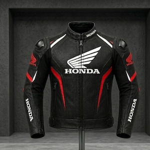 Puede incluir: Una chaqueta de moto negra con el logotipo de ala de Honda y el texto en blanco en el pecho. La chaqueta incluye rayas decorativas rojas y blancas, hombreras protectoras, bolsillos con cremallera y la palabra Honda impresa en las mangas.