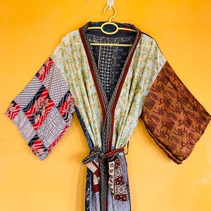Bata kimono bohemia de seda india reciclada vintage con 2 bolsillos.
