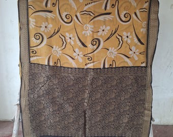 Tela de sari de seda pura vintage, borde floral bohemio, textil indio para manualidades.