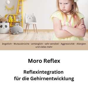 Könnte beinhalten: Ein junges Mädchen mit ernstem Gesichtsausdruck, in einem gelben Kleid und mit einer weißen Blume im Haar, steht mit verschränkten Armen da. Das Bild zeigt ein Kinderzimmer mit einem giraffenförmigen Regal, einem katzenförmigen Stuhl und Spielzeug. Der Text lautet "Moro Reflex".