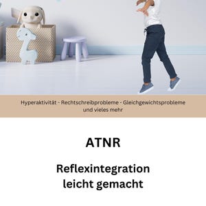 Könnte beinhalten: Ein kleiner Junge in einem weißen T-Shirt und einer marineblauen Hose geht in einem Raum mit einer hellblauen und weißen Wand. Das Bild enthält den Text "ATNR Reflexintegration leicht gemacht". Im Hintergrund sind ein Spielzeugkaninchen und eine Giraffe zu sehen.