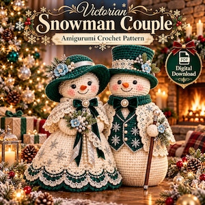 Puede incluir: Dos figuras de muñecos de nieve de ganchillo con ropa de estilo victoriano en crema, verde oscuro y blanco. La figura femenina lleva un sombrero de ala ancha y vestido con encaje. La figura masculina lleva un sombrero de copa, chaleco y pajarita. Texto: Victorian Snowman Couple Amigurumi Crochet Pattern.