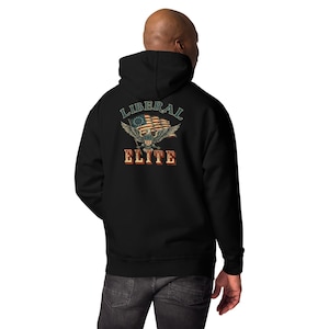 Op de afbeelding: Zwarte hoodie met de tekst "LIBERAL ELITE" en een adelaarsafbeelding met een Amerikaans vlagontwerp. De hoodie is gemaakt van zacht materiaal en heeft een capuchon met trekkoord.