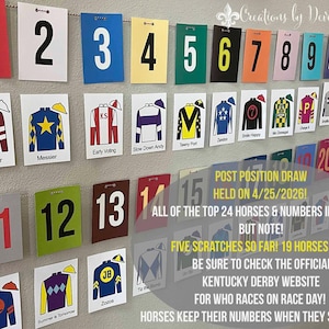 Peut inclure: Ensemble de cartes colorées sur le thème des courses, chacune affichant un numéro et le design des casaques des jockeys. Les cartes sont disposées en rangées, avec les numéros 1 à 20. Le texte comprend les noms des chevaux et les informations sur le jour de la course.