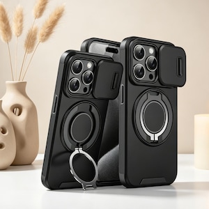 Può includere: Due cover nere per smartphone con copriobiettivo scorrevole e un anello magnetico circolare sul retro. Le cover presentano una finitura opaca, un rilievo per la fotocamera e un anello metallico argentato che si ripiega come supporto.