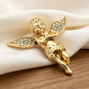 Men 14k Gold Plated Long Wings Angel Necklace, Cubic-Zirconia Baby Angel Pendant with 24" Rope Chain Necklaces bild 4