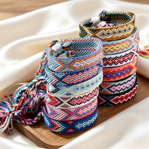 Handgefertigtes geflochtenes Quaste Armband, buntes Boho Armband für Frauen, verstellbares Boho String Cord Armband, gewebter Baumwollfaden Fußkettchen