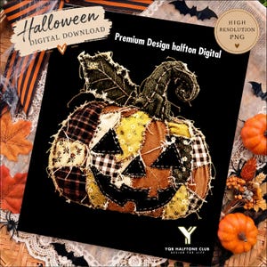 Op de afbeelding: Een digitale afbeelding op een zwarte achtergrond met een patchwork pompoen met een jack-o'-lantern gezicht. De pompoen is samengesteld uit verschillende stofpatronen, waaronder ruiten, bloemen en effen texturen met zichtbare stiksels. De tekst luidt Halloween Digital Download, Premium Design halfton Digital en YQB HALFTON CLUB.