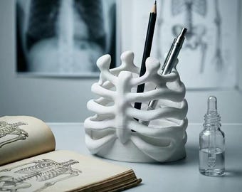 Portalápices gótico con forma de costilla, organizador de escritorio con forma de calavera, decoración de estilo preppy oscuro.