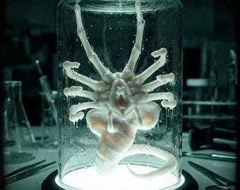 Sci-fi alien parasite phone stand | Horror monster desktop decoration | Dark gothic style decoration
