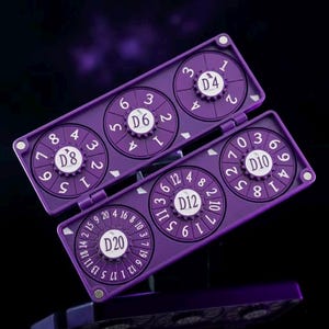 Può includere: Un astuccio viola per lanciare i dadi con sei dadi: D4, D6, D8, D10, D12 e D20. Ogni dado ha testo bianco. L'astuccio è aperto, rivelando i dadi. Lo sfondo è nero.