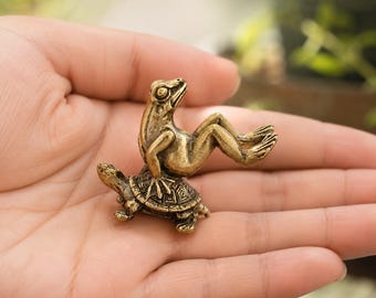 Brass Frog Riding Tortoise Figurine – Miniature Bronze Animal Statue – Vintage Desk Ornament – Whimsical Home Decor – Collectible Gift