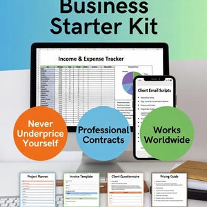 Puede incluir: Kit de inicio de negocios para autónomos digitales con un monitor de computadora que muestra un rastreador de ingresos y gastos, un teléfono inteligente que muestra scripts de correo electrónico de clientes y varias plantillas comerciales. La imagen incluye el texto "Never Underprice Yourself", "Professional Contracts" y "Works Worldwide".
