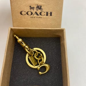 Coach Signature C-väska Berlock | Polerad guldfärgad nyckelring/väska-accessoar