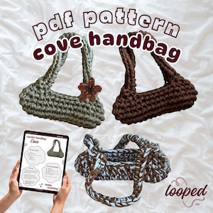 Puede incluir: Un patrón en PDF para un bolso de mano cove que incluye tres bolsos de ganchillo: uno verde salvia con una flor marrón, uno marrón oscuro sólido y uno jaspeado en marrón y azul claro. Una tableta muestra las instrucciones digitales.