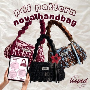 Pode incluir: Três bolsas de crochê em bordô e rosa, preto sólido, e marrom e azul, cada uma com uma alça trançada e uma etiqueta da marca looped. Um tablet digital exibe um padrão PDF de bolsa Nova com texto e diagramas para o projeto.