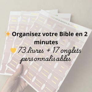 Peut inclure: Ensemble d'onglets de la Bible avec du texte en français, dont "Organisez votre Bible en 2 minutes" et "73 livres + 17 onglets personnalisables". Les onglets sont rectangulaires avec des coins arrondis, avec des lettres dorées sur fond bordeaux.