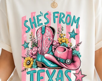 Sie ist aus Texas PNG, Cowgirl Stiefel Hut Design, Western Floral DTF Download, rosa Texas Cowgirl Clipart, Texas Mädchen PNG Sublimationskunst
