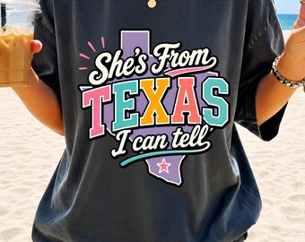 Texas PNG Sublimation, sie kommt aus Texas Retro-Design, Texas Bubble Letter DTF Download, Preppy Texas Aufkleber Clipart, lustige Texas PNG Art