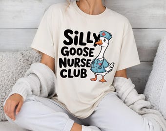 Lustiges PNG-Sublimationsdesign „Silly Goose Nurse Club“, witziger DTF-Download für Krankenschwestern, niedliches T-Shirt-Design mit Gans im OP-Kittel – das perfekte Geschenk für Pflegekräfte