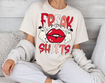 Freak in the Sheets PNG-Sublimationsdesign, lustiges Halloween-Geist-DTF-Digital-Download-Design, Vampirlippen-Humor-Shirt-Design für Erwachsene im Retro-Stil