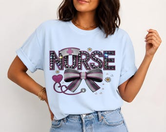 Krankenschwester-Bling-PNG-Sublimationsdesign, Strass-Schleife (DTF-Download), Glamouröses Krankenschwester-Shirt-Design in Pink und Schwarz mit Stethoskop