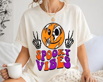 Gruselige Stimmung – PNG-Sublimationsdesign, cooler Totenkopf-Smiley für Halloween (DTF-Download), Streetwear-Shirt mit Skeletthand-Rückenprint.