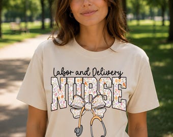 PNG-Sublimationsdesign für Geburtshelferinnen, florale Buchstaben im College-Stil (DTF-Download), T-Shirt-Design mit Stethoskop und Schleife