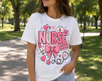 Valentinstag-Krankenschwester-PNG-Sublimationsdesign, rosa verspielte Schleife mit Herzen (DTF-Download), süßes Herz-Stethoskop-Shirt-Design für Krankenschwestern