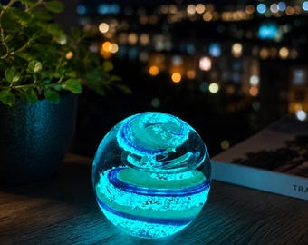 Pisapapeles de cristal que brilla en la oscuridad, esfera de cristal con forma de ola oceánica azul, decoración de escritorio con bola de cristal luminosa, regalo único para amantes del océano, regalos de Navidad