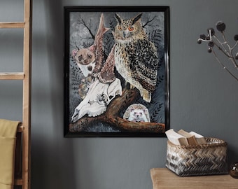 Quadro dipinto a mano raffigurante un teschio di capriolo, uccelli e un gufo, incorniciato.